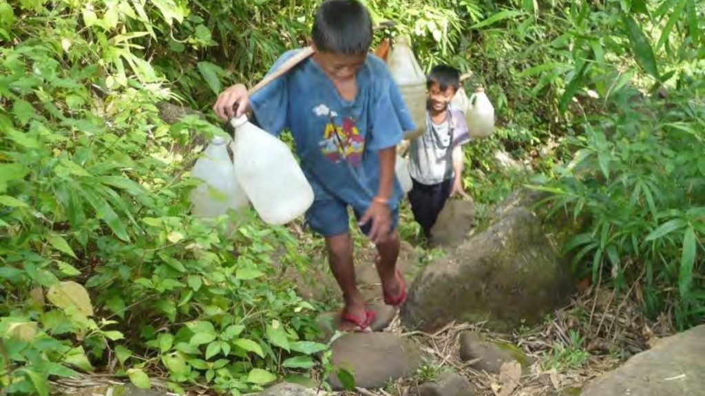 AIDFI Hill dwellers were manually carrying uphill 40 liters of water per day 1-2 Km IN Phillippines, Province of Negros Occidental